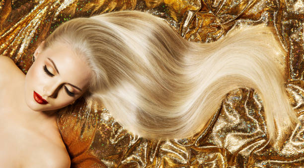 красота блондинка прическа модель. блестящие прямые длинные золотистые светлые волосы крупным планом. гламур роскошная женщина perfect кожи л - gold hair стоковые фото и изображения