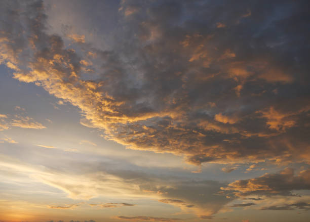 nuvem de cor dourada e céu azul em hora mágica ao pôr do sol - magic hour - fotografias e filmes do acervo