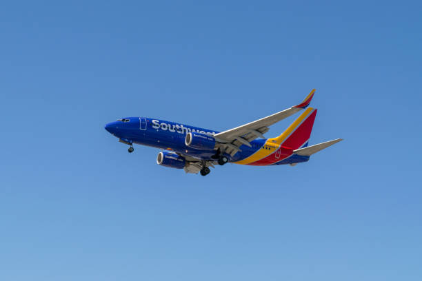southwest airlines jet flying above - wheel airplane landing air vehicle photos et images de collection