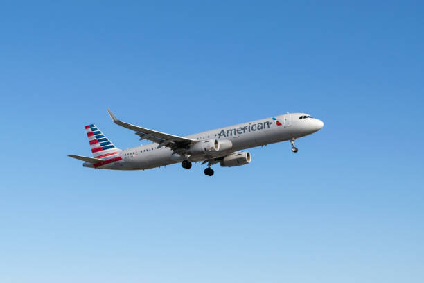 american airlines narrow-body jet flying above - wheel airplane landing air vehicle photos et images de collection