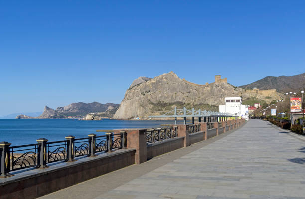 un terraplén vacío en la pequeña ciudad turística de sudak, crimea. - out of season fotografías e imágenes de stock