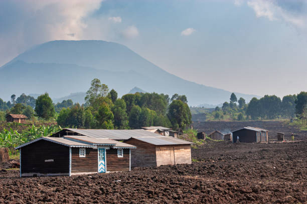 недавно построенные дома в потоке лавы вулкана ниирагонго, гома, конго - virunga volcanic complex стоковые фото и изображения