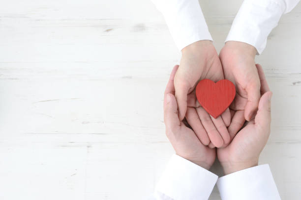 couple's hands with heart object - hand wrap imagens e fotografias de stock