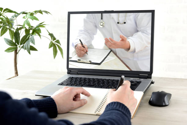 遠隔地の環境で医者と一緒にタリッキングする男 - オンライン診療 ストックフォトと画像