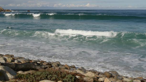 ocean waves and rocks, monterey, northern california, usa. 17-mile drive near big sur, seaside golf tourist resort on pacific coast highway. splashing water and sea breeze of pebble beach. road trip - pebble beach california california golf carmel california imagens e fotografias de stock