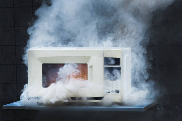 microwave oven burns, house fire due to improper operation, spontaneous combustion of faulty appliances - faulty imagens e fotografias de stock