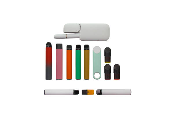 na zdjęciu są różne jednorazowe e-papierosy, izolowane na białym tle - tobacco sticks zdjęcia i obrazy z banku zdjęć