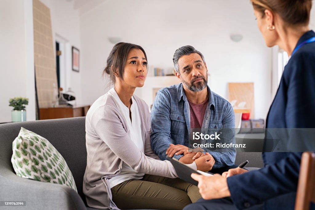 Pareja Preocupada Conociendo A Consejero Social Foto de stock y más banco de imágenes de Parejas - Parejas, Terapia - Tratamiento médico, Profesional de salud mental - iStock Pareja Preocupada Conociendo A Consejero Social Foto de stock y más banco de imágenes de Parejas - Parejas, Terapia - Tratamiento médico, Profesional de salud mental - iStock