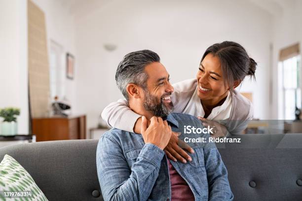 성숙한 다민족 커플 웃음 과 포옹 에 홈 커플에 대한 스톡 사진 및 기타 이미지 - 커플, 행복, 생활 방식