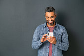 reife-indische-mann-messaging-auf-dem-smartphone.jpg?b=1&s=170x170&k=20&c=A4qpx7DhOyBLDQJzspTq_Juc1Rrfi5ZZ6xK6INRWjHw=