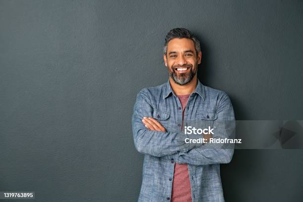 Lächelnde Gemischte Rasse Reifen Mann Auf Grauem Hintergrund Stockfoto und mehr Bilder von Männer