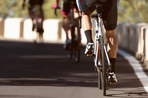 соревнования по велоспорту, велогонщики, катаясь на гонке - bicycle cycling bicycle pedal part of стоковые фото и изображения