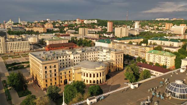 rue centrale nommée d’après kirov à penza, russie. la rue centrale de la ville de penza par une journée d’été claire. - named town photos et images de collection