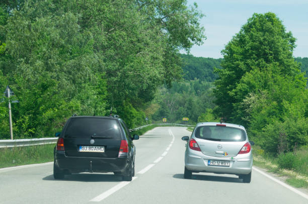 un vehículo se adelanta cerca de una curva peligrosa. - overtake fotografías e imágenes de stock