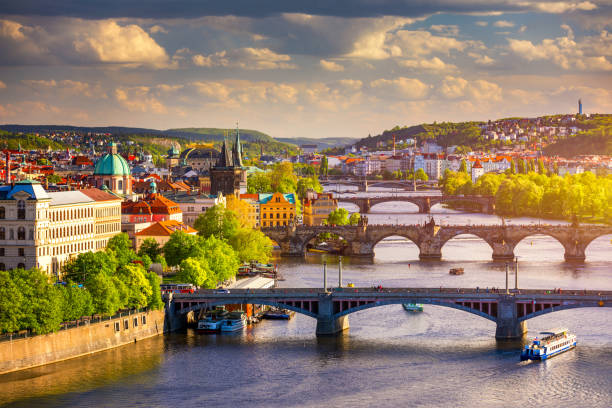 erstaunliches frühlingsstadtbild, moldau und altstadt vom letna park, prag, tschechien. moldau und karlsbrücke, prag, tschechien. - town of blossom stock-fotos und bilder