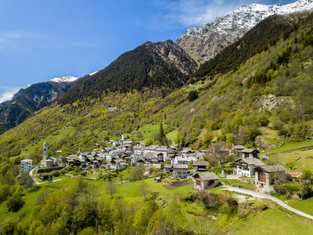 luftbild des schweizer bergdorfes solio mit dem schneebedeckten sciora-gebirge - engadine built structure house mountain stock-fotos und bilder