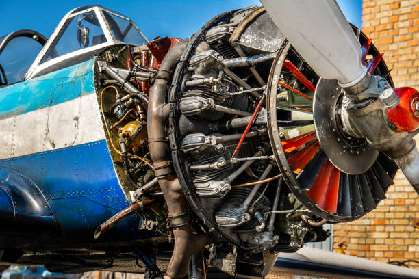 motor abierto de un avión ligero de placer monomotor - avión ultraligero fotografías e imágenes de stock