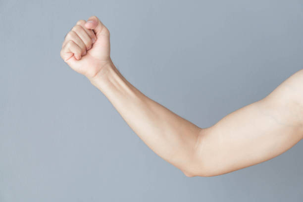 homme de muscle de bras arrière avec le fond gris, les soins de santé et le concept médical - human arm photos et images de collection