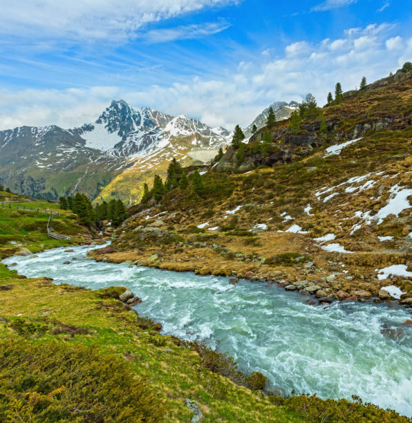 arroyo de montaña de los alpes de verano - kaunertal fotografías e imágenes de stock