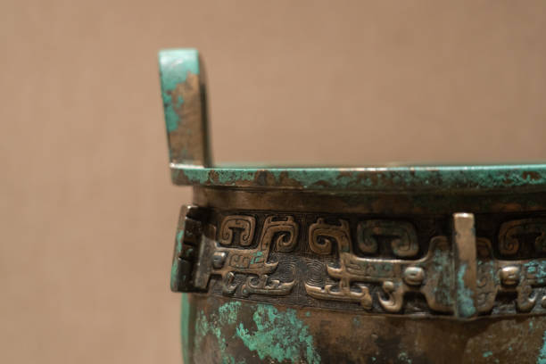 chinesische antike bronze ding mit taotie muster - ethnisches erscheinungsbild stock-fotos und bilder
