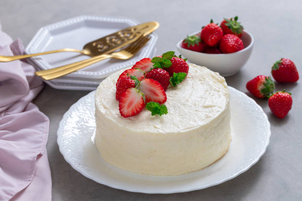 deliziosa cheesecake con fragole fresche senza cottura su sfondo grigio - dessert fruit torte red foto e immagini stock