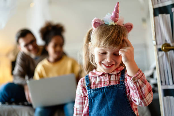 verticale d’un enfant heureux intelligent de prodige avec une famille sur le fond - enfant prodige photos et images de collection