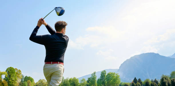 golfeur sur le terrain de golf professionnel. golfeur avec le club de golf frappant la bille pour le projectile parfait. - golf golf course swinging isolated photos et images de collection