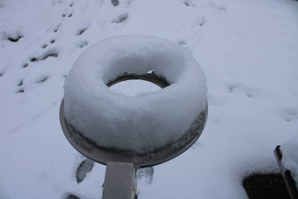 schnee in donut-form. schnee-ring. - round bale stock-fotos und bilder