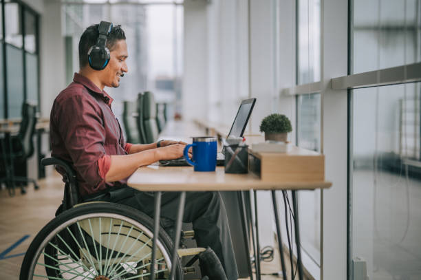 asiatisk indisk manlig tjänstemannaarbetare med funktionshinder på rullstol pratar med kameravideon som ringer videokonferens med sina affärspartners - wheelchair bildbanksfoton och bilder
