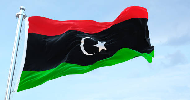 bandiera libica che sventola - libyan flag foto e immagini stock