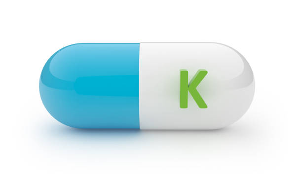 3d pille - vitamin k konzept - capsule vitamin pill letter k medicine stock-fotos und bilder