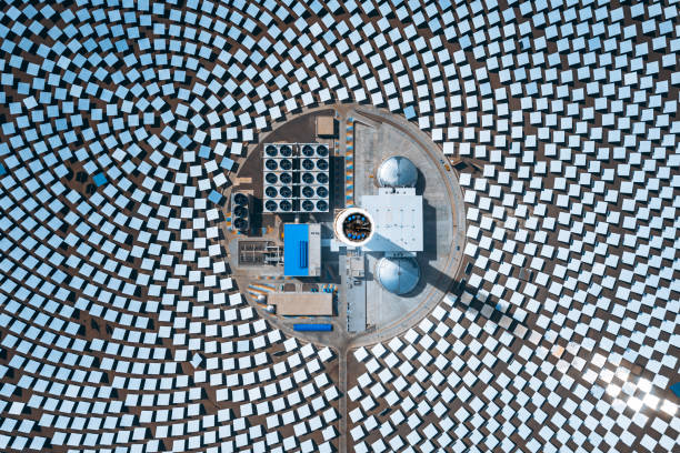 vista de puntos de drones de paneles solares y térmicos - solar power station fotos fotografías e imágenes de stock