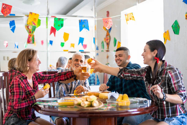 família brindando na festa junina - sentar se pose - fotografias e filmes do acervo