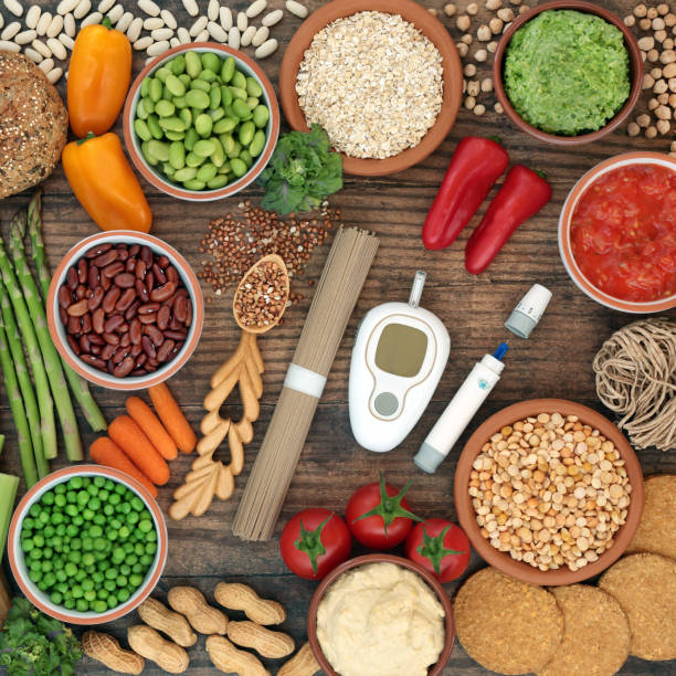 glucómetro y dispositivo de lanceo con alimentos para diabéticos veganos - diabetes food fotografías e imágenes de stock