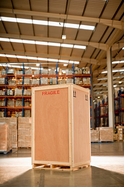 caja de madera en el almacén - warehouse distribution warehouse crate box fotografías e imágenes de stock