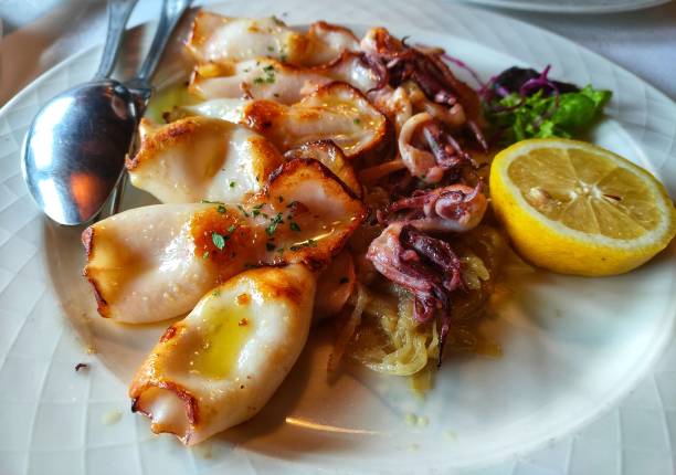 calamares listos para comer - spanish cuisine fotografías e imágenes de stock