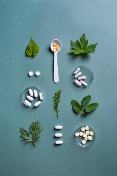 homéopathie, naturopathie, concept de médecine à base de plantes - herbal medicine vitamin pill capsule nutritional supplement photos et images de collection