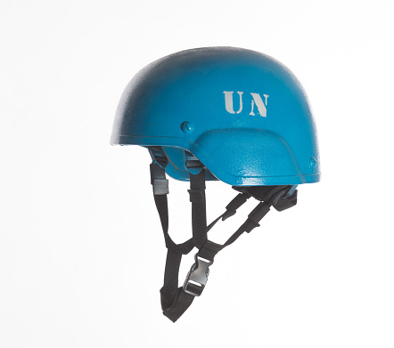 casco militar azul de la ONU aislado de fondo blanco photo