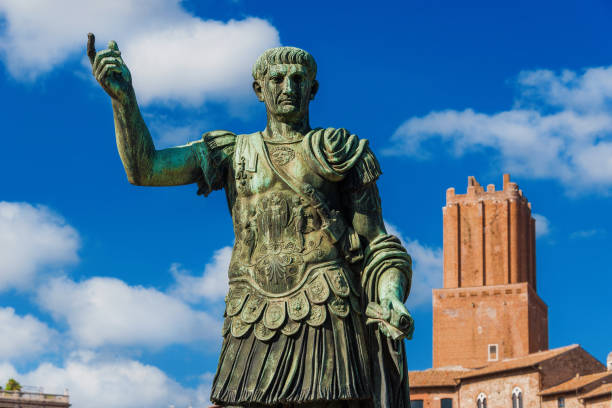 estatua de trajano y foro en roma - emperor fotografías e imágenes de stock