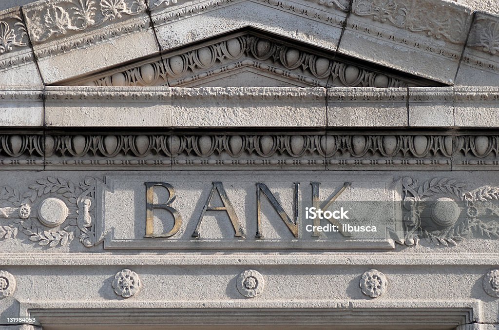 Placa no prédio do banco - Foto de stock de Banco - Edifício financeiro royalty-free