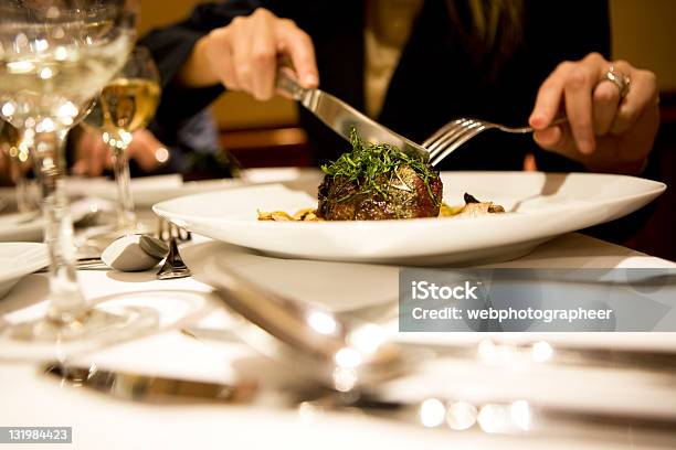 Mujer De Comedor Foto de stock y más banco de imágenes de Cena - Cena, Comer, Restaurante