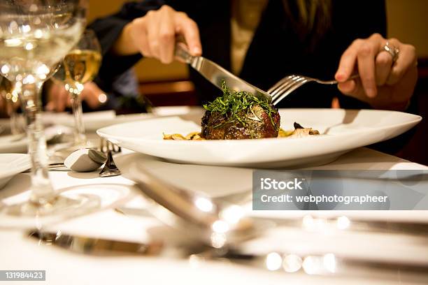 Kobieta Jedzenie - zdjęcia stockowe i więcej obrazów Restauracja - Restauracja, Jeść, Kolacja - Posiłek