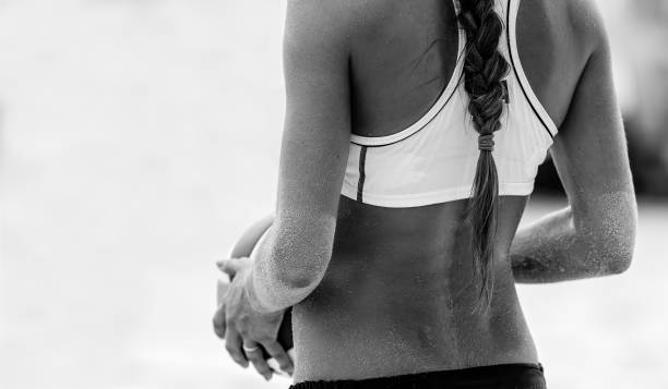 バレーボールビーチプレーヤー女性黒と白 - ボレー ストックフォトと画像
