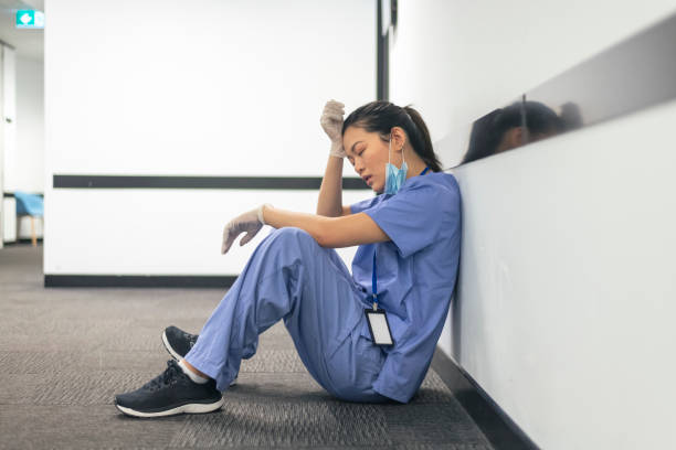 эмоциональная медсестра берет перерыв - nurse hygiene emotional stress surgeon стоковые фото и изображения