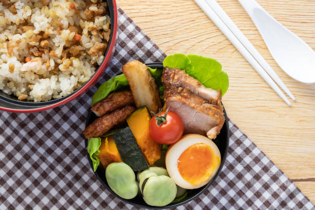 istock Lunch box made was for his wife 20210525 (round, grain) 1319879983