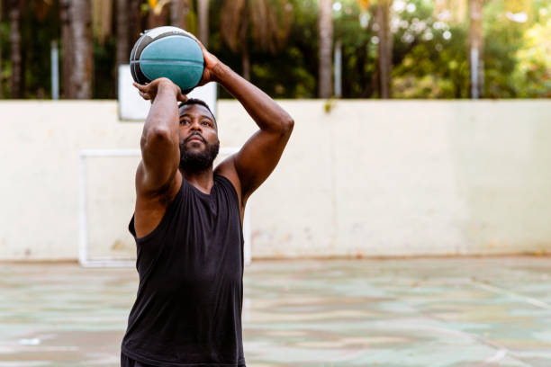 lever les bras pour tirer - basket making photos et images de collection