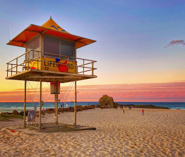 サンセット カランビン ロック ライフガード タワー - gold coast australia lifeguard sea ストックフォトと画像