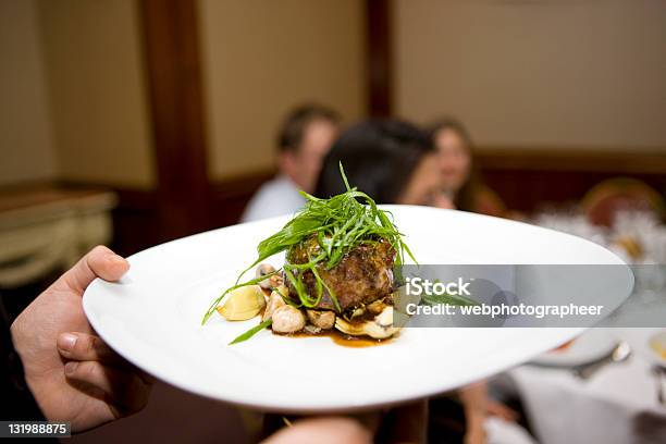 제공량의 식사 레스토랑에 대한 스톡 사진 및 기타 이미지 - 레스토랑, 식용 버섯, 웨이터