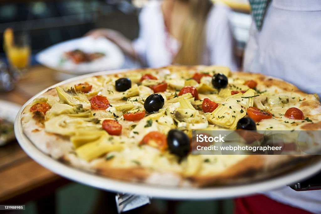 Pizza com azeitonas pretas XXL - Foto de stock de Pizza royalty-free