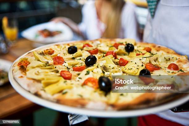 Foto de Pizza Com Azeitonas Pretas Xxl e mais fotos de stock de Pizza - Pizza, Restaurante, Garçom